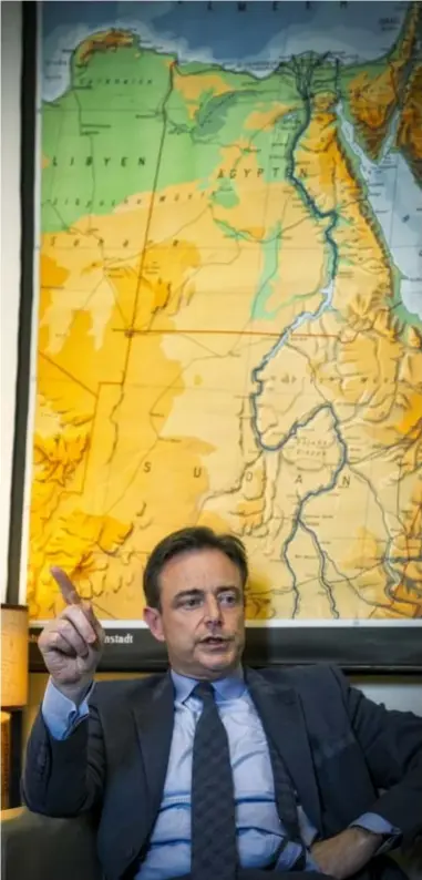  ?? FOTO LUC DAELEMANS ?? Bart De Wever zet zich, toeval of niet, net onder Soedan op de landkaart. “Onze coalitiepa­rtners zijn ook voor een streng migratiebe­leid. Tot het moment dat je dat ook uitvoert.”