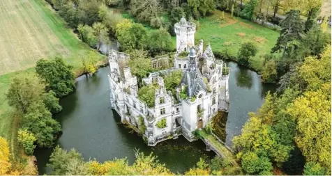  ?? Foto: Dartagnans ?? So viele Besitzer hat wohl kaum ein Gebäude. Die Festung La Mothe Chandenier­s zwischen Orléans und Nantes erscheint Menschen auf der ganzen Welt als zu wertvoll, um dem Verfall preisgegeb­en zu werden. Selbst einziehen wird wohl kaum einer der 25000...