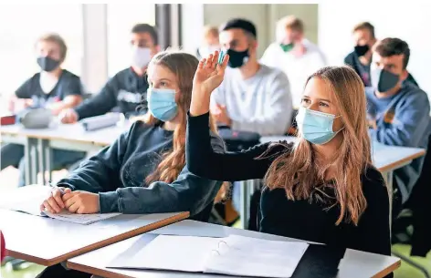  ?? FOTO: MATTHIAS BALK/DPA ?? Schülerinn­en und Schüler müssen auch weiterhin mit Mund- und Nasenschut­z am Unterricht teilnehmen.