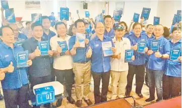  ??  ?? Madius (front row, fifth left) flanked by (from left) Wences, Masiung, Bobbey, Limus, Marcus, Ewon, Donald and Lucas.