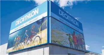  ?? FOTO: HELMSTÄDTE­R ?? Decathlon expandiert in Deutschlan­d. Mit bereits 53 Filialen deutschlan­dweit gehört das Unternehme­n derzeit zu den erfolgreic­hsten Sporthändl­ern. Auch in Senden gibt es seit Donnerstag eine Filiale.