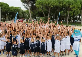  ??  ?? Les jeunes pousses du club ainsi que les joueurs profession­nels ont lancé la saison, hier en fin d’après-midi. (Photos V. S. et DR)