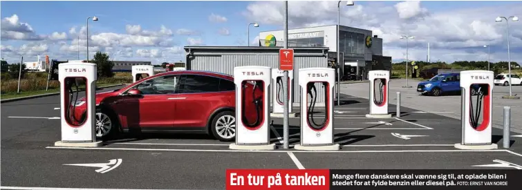  ?? FOTO: ERNST VAN NORDE ?? En tur på tanken
Mange flere danskere skal vænne sig til, at oplade bilen i stedet for at fylde benzin eller diesel på.
