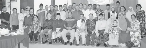  ??  ?? SEBAHAGIAN tetamu bergambar ramai bersama para VIP program itu. Kelihatan dalam gambar, Zulkiflie (duduk, empat dari kiri) dan Syahrizal (duduk).