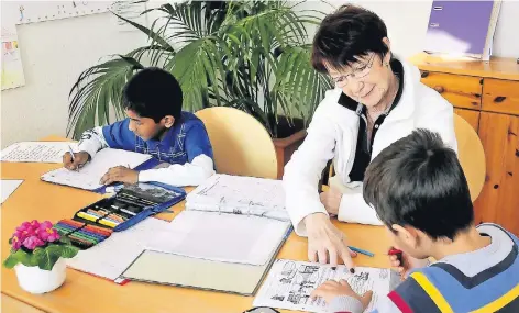  ?? RP-FOTO/A: BSEN ?? Der Kinderschu­tzbund organisier­t in vielen Städten eine Hausaufgab­enbetreuun­g. Viele Eltern und Kinder Kinder sind darauf angewiesen.