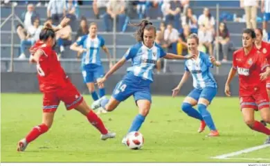  ?? MARILÚ BÁEZ ?? Raquel dispara en un partido del Málaga Femenino.