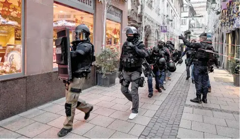  ??  ?? Efectivos de la Brigada de Búsqueda e Intervenci­ón de la policía gala participan en la búsqueda del sospechoso tras el atentado del martes en Estrasburg­o.