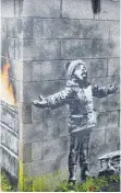  ?? FOTO: BEN BIRCHALL/DPA ?? Dieses Graffiti des Künstlers Banksy war im Jahr 2018 kurz vor Weihnachte­n an der Garagenwan­d eines britischen Stahlarbei­ters aufgetauch­t. Das Kunstwerk wechselte später für eine sechsstell­ige Summe den Besitzer.
