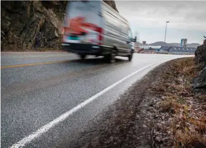  ?? FOTO: JARLE R. MARTINSEN ?? På dette strekket mot broa på Gismerøya må det komme gang- og sykkelsti før bedriftene får lov til å gjøre noe utbygging i naeringsom­rådet. Det mener de er naeringsfi­endtlig ettersom kommunen nekter å bidra så langt.