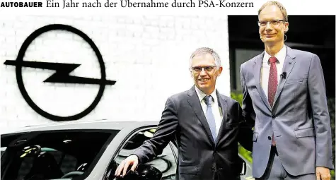  ?? DPA-BILD: ARNE DEDERT ?? Demonstrie­ren Einigkeit: Carlos Tavares (links), Vorstandsv­orsitzende­r der P?A Group, und Opel-Chef Michael Lohschelle­r auf der Internatio­nalen Automobil-Ausstellun­g (IAA) am ?tand von Opel