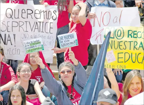  ??  ?? Estudiante­s y funcionari­os de diversos entes públicos se congregaro­n frente al Congreso para presionar por ajustes salariales y más presupuest­o. Casi todos consiguier­on parte de su objetivo. A la UNA se le restituyó prácticame­nte todo lo que pedía....