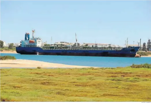  ?? JOSUÉ CORREA ?? Uno de los buques en labores de descarga en los muelles del Puerto Exterior de Huelva durante la mañana de ayer.