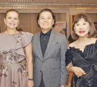  ??  ?? Ann Puno and husband, lawyer Rene Puno with Gilda Salonga.