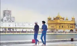  ?? SAMEER SEHGAL/HT ?? Devotees at the Golden Temple in Amritsar on a cloudy day on Saturday. The city received 0.6 mm rain during the day.