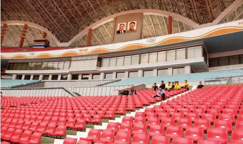  ?? Foto: Gunnar Leue ?? Viel Platz im größten Stadion der Welt: 114 000 Plätze bietet das Stadion 1. Mai in Pjöngjang, in dem Nordkoreas Fußballnat­ionalteam spielt.