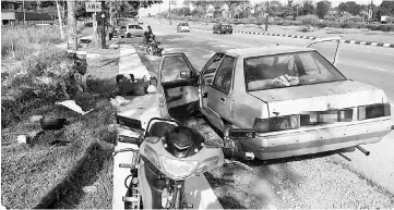  ??  ?? The damaged car and motorcycle, whose components were discarded on the ground next to it.