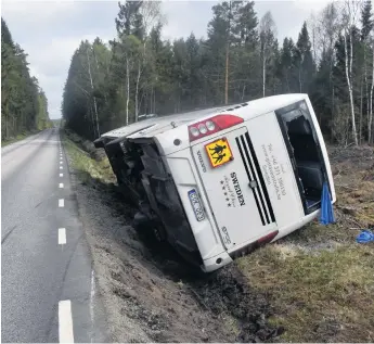  ?? BILD: PIERRE CARLSSON ?? Bussen som skulle köra omkring 30 mellanstad­ieelever till skolan i Landeryd körde av vägen och landade i diket. Anledninge­n till olyckan var att chauffören väjde för en älg.