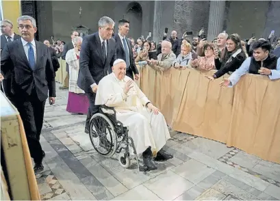  ?? AFP ?? Saldos. El pontífice argentino en silla de ruedas durante un saludo en las ceremonias del Vaticano.