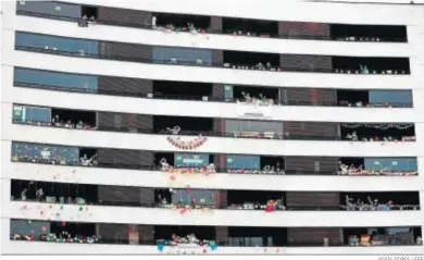  ?? JESÚS DIGES / EFE ?? Vecinos del barrio de Ripagaina, en Pamplona, aplauden desde sus balcones a los efectivos sanitarios.