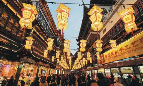  ?? PHOTOS BY GAO ERQIANG / CHINA DAILY ?? People throng to Yu Garden in Shanghai for a lantern show during Lunar New Year. Last year’s show in the garden attracted more than 5 million visitors.