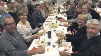  ?? (Photo Ph.D) ?? Belle ambiance autour des tables pour la soirée Beaujolais des Vieux volants.