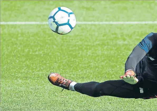  ??  ?? Mucho camino por recorrer Kepa sigue siendo uno de los focos de atención de la actualidad rojiblanca, tanto por jugar como titular su primer partido con la selección como por seguir sin dar una respuesta al club sobre su futuro