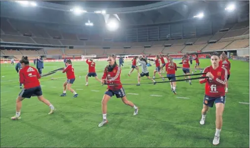  ?? ?? Las jugadoras de La Roja se ejercitaro­n ayer en La Cartuja, el estadio sevillano donde hoy se medirán a Islas Feroe.