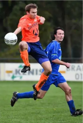  ?? FOTO SMB ?? Joren Dingemans (achteraan) eerder dit seizoen in actie tegen Lentezon en Jasper Cools. Die laatste ontbreekt deze keer met een blessure.