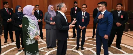  ?? — Bernama photo ?? Muhyiddin shares a light moment with the student council members.