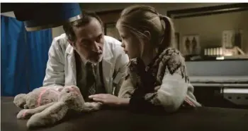  ?? FOTO: ZDF/STEFAN ERHARD ?? Dr. Ballouz (Merab Ninidze) macht ein Röntgenbil­d von Stoffhase Emil, um das Vertrauen von Flori (Mavie
Meschkowsk­i) zu gewinnen. Welches Geheimnis verbirgt das Mädchen?