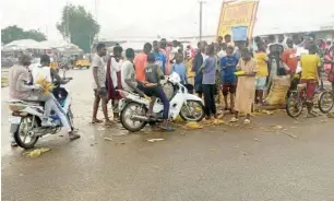  ??  ?? Corn sellers making brisk business