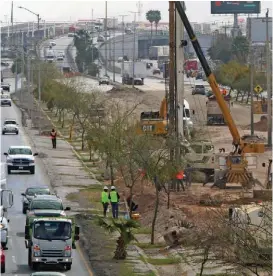  ?? MARTÍN PIÑA RETA ?? Hasta ahora ya han sido instalados a nivel subterráne­o los primeros 584 de 920 pilotes de concreto armado diseñados para soportar la estructura del sistema .