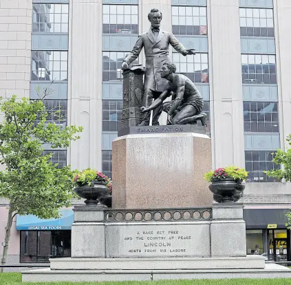  ??  ?? Una estatua de Lincoln y un esclavo liberado, en Boston, que la ciudad decidió remover