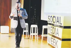  ??  ?? El experto en medios sociales, Carlos Gil, aseguró que Snapchat, contrario a otras plataforma­s, es más real y espontánea.