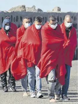  ?? Ardiel Perdomo / Efe ?? Un grupo de migrantes rescatados desembarca­n en el muelle de la Cebolla, en Lanzarote.