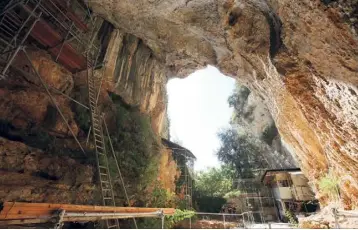  ??  ?? La grotte a été achetée en  par le prince Albert Ier. Il a fallu cinq ans à l’époque, pour déblayer la cavité de ses sédiments.