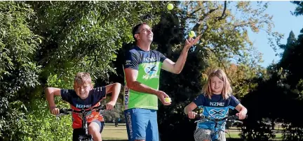  ?? SCOTT HAMMOND/STUFF ?? Toby, 10, and Pippa, 7, can’t wait to join the XRACE together with their dad Phil Muir, who has been practising his juggling skills in preparatio­n for the race.