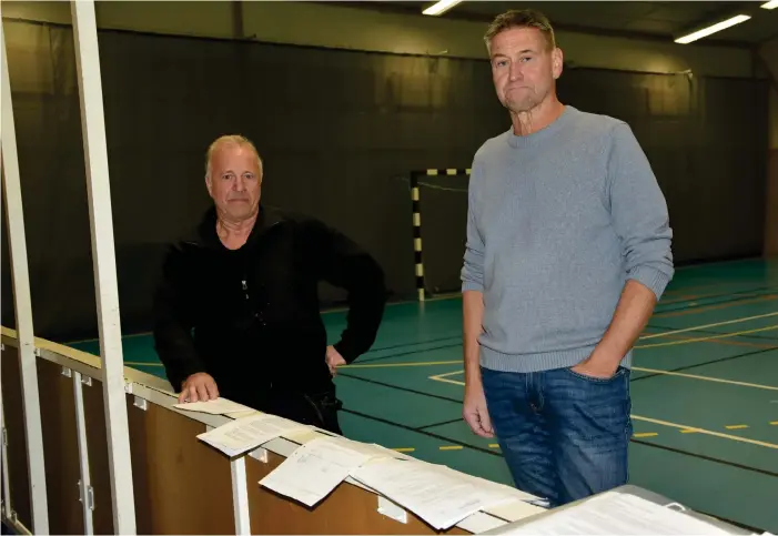  ?? ?? Ove Andersson och Jan Andersson kämpar för att idrottshal­len i Karl Gustav ska få finnas kvar.