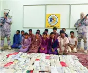  ??  ?? Saudi Border Guards detain infiltrato­rs and display confiscate­d drugs. (AN photo)