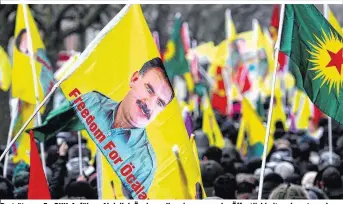  ??  ?? Porträts von Ex-PKK-Anführer Abdullah Öcalan sollen rigoros aus der Öffentlich­keit verbannt werden