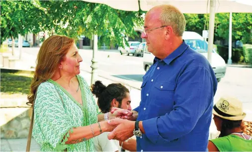  ?? LA RAZÓN ?? El expresiden­te de Extremadur­a José Antonio Monago junto a María, la mujer a la que salvó la vida tras un aparatoso accidente