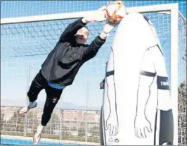  ?? ?? Lunin, en un entrenamie­nto con el Madrid.