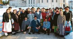  ?? Foto: Christine Wölfle ?? Treffen der Gau-Jugendleit­er des Bayerische­n Trachtenve­rbands in Steingaden, hier vor der Wieskirche. Die Gemeinscha­ft entwickelt­e Konzepte und Ideen, wie man Nachwuchs gewinnen und binden kann.