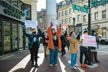  ?? JERRY JACKSON/BALTIMORE SUN ?? Starbucks employees and supporters picket Thursday outside the Starbucks at East Preston and North Charles streets.