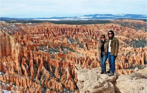  ??  ?? En Cañón Bryce, una extensa reserva del sur de Utah, célebre por sus formacione­s rocosas rojizas en forma de chimenea.