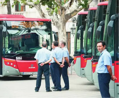  ?? LA RAZÓN ?? Conductore­s de la EMT junto a sus vehículos