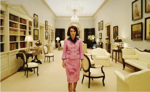  ?? Foto: Tobis ?? Gerade erst hatte sie das Weiße Haus mit Hilfe zahlloser Kunstexper­ten renoviert und dann das: »Jackie« (Natalie Portman) nach dem Attentat auf »JFK«.