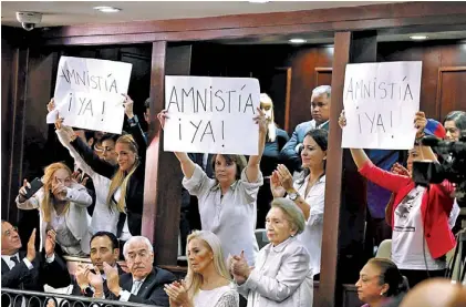  ?? REUTERS ?? Reclamo. Esposas de presos políticos venezolano­s exigen una “amnistía”, ayer, en la jura del Congreso.