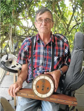  ?? Picture: BOB FORD ?? MECHANICAL MIND: Gavin Breeden with an old clock he is repairing