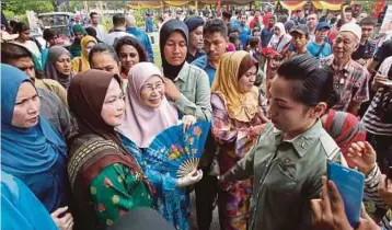  ?? PIC BY SADDAM YUSOFF ?? Deputy Prime Minister Datuk Seri Dr Wan Azizah Wan Ismail (third from left) mingling with visitors at her Hari Raya Aidilfitri open house in Ampang Jaya yesterday.